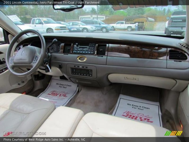 Ivory Parchment Tri-Coat / Light Parchment 2001 Lincoln Continental