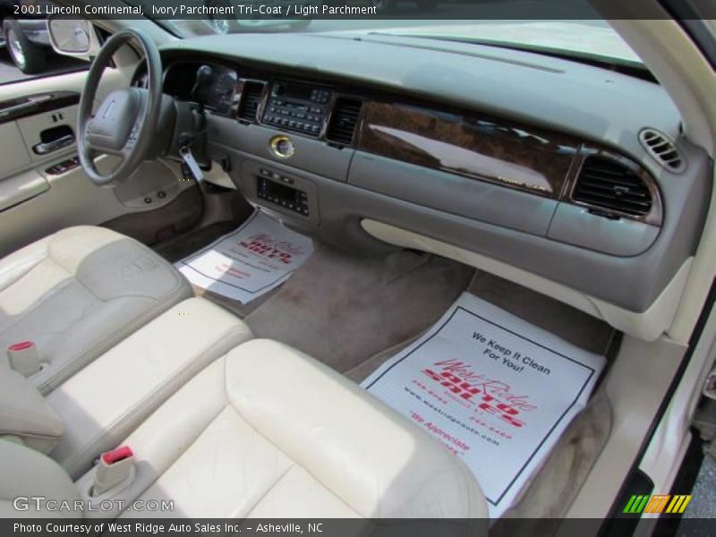 Ivory Parchment Tri-Coat / Light Parchment 2001 Lincoln Continental