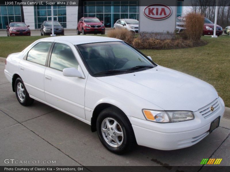 Super White / Oak 1998 Toyota Camry LE