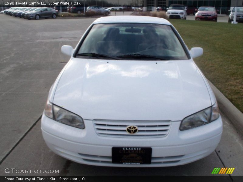 Super White / Oak 1998 Toyota Camry LE