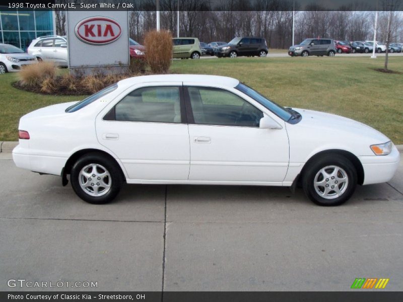 Super White / Oak 1998 Toyota Camry LE