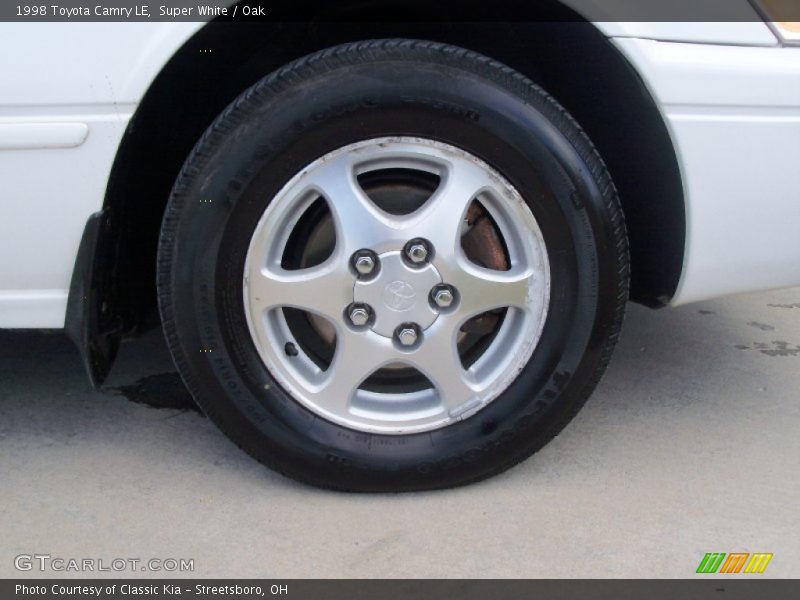 Super White / Oak 1998 Toyota Camry LE