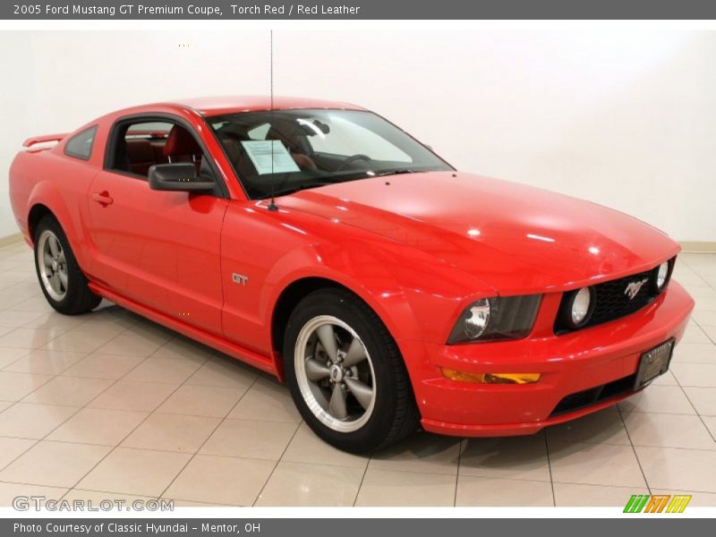 Front 3/4 View of 2005 Mustang GT Premium Coupe