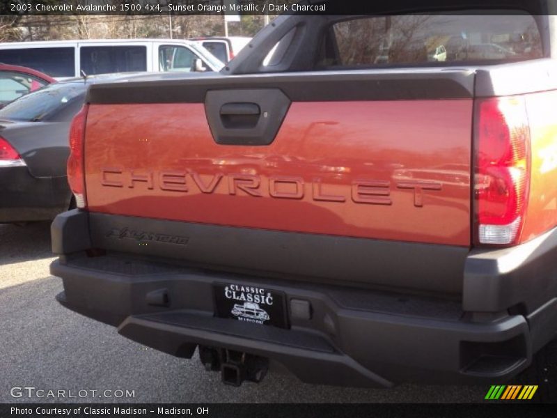 Sunset Orange Metallic / Dark Charcoal 2003 Chevrolet Avalanche 1500 4x4