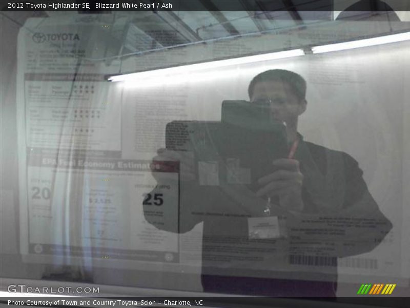 Blizzard White Pearl / Ash 2012 Toyota Highlander SE