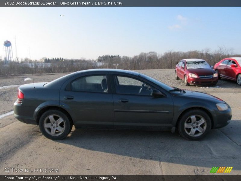 Onyx Green Pearl / Dark Slate Gray 2002 Dodge Stratus SE Sedan