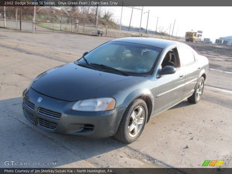 Onyx Green Pearl / Dark Slate Gray 2002 Dodge Stratus SE Sedan