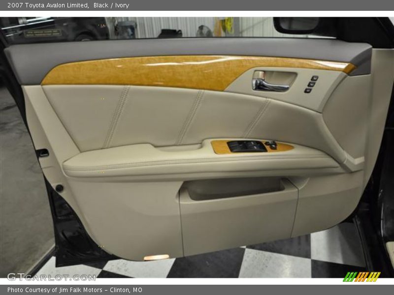 Black / Ivory 2007 Toyota Avalon Limited