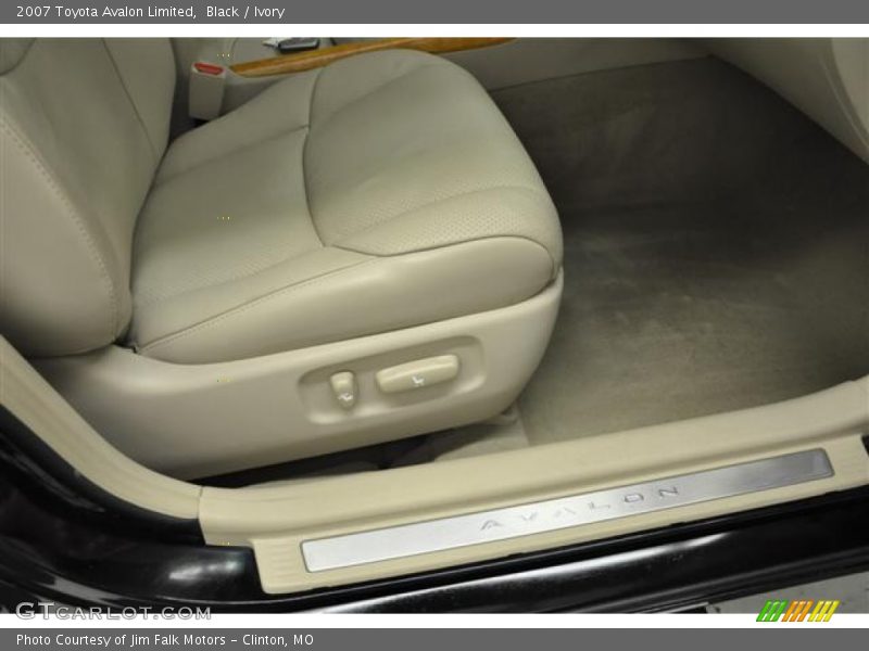 Black / Ivory 2007 Toyota Avalon Limited