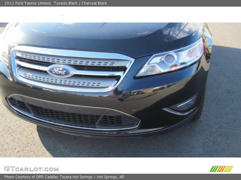 Tuxedo Black / Charcoal Black 2011 Ford Taurus Limited