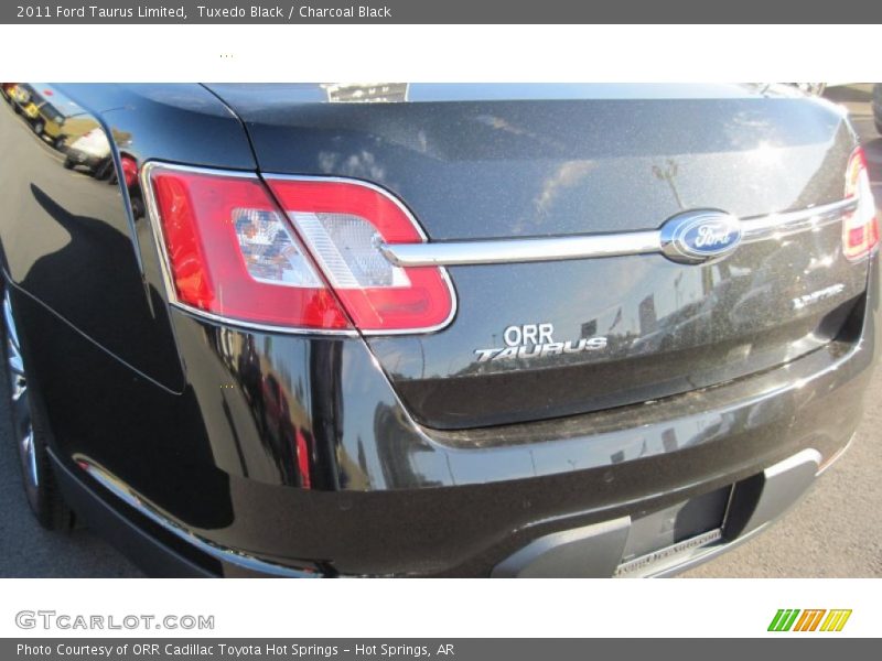 Tuxedo Black / Charcoal Black 2011 Ford Taurus Limited