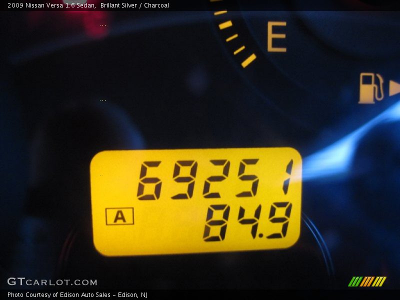 Brillant Silver / Charcoal 2009 Nissan Versa 1.6 Sedan
