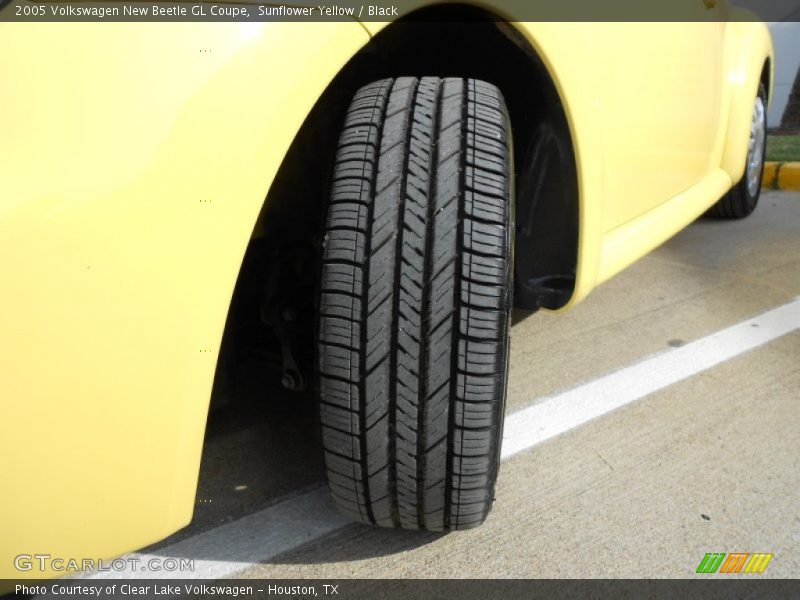 Sunflower Yellow / Black 2005 Volkswagen New Beetle GL Coupe