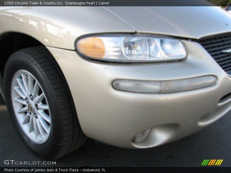 Champagne Pearl / Camel 2000 Chrysler Town & Country LXi