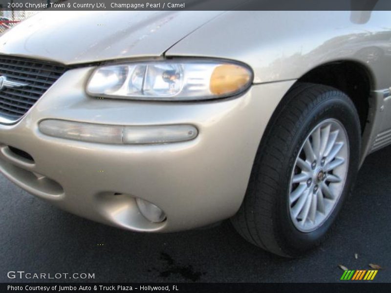 Champagne Pearl / Camel 2000 Chrysler Town & Country LXi