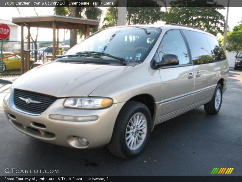 Front 3/4 View of 2000 Town & Country LXi