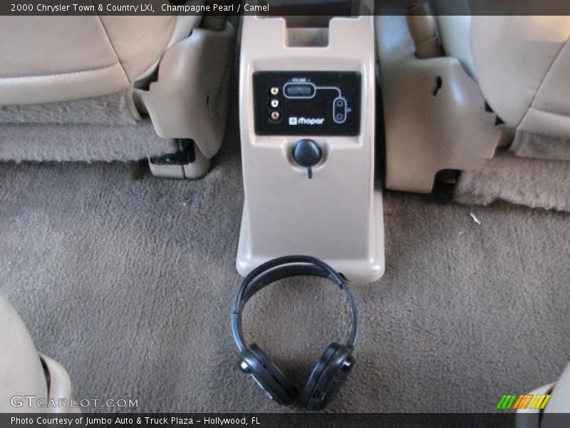 Champagne Pearl / Camel 2000 Chrysler Town & Country LXi