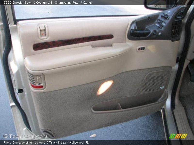 Champagne Pearl / Camel 2000 Chrysler Town & Country LXi