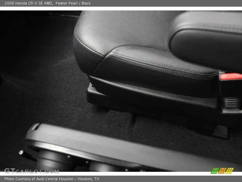 Pewter Pearl / Black 2006 Honda CR-V SE 4WD