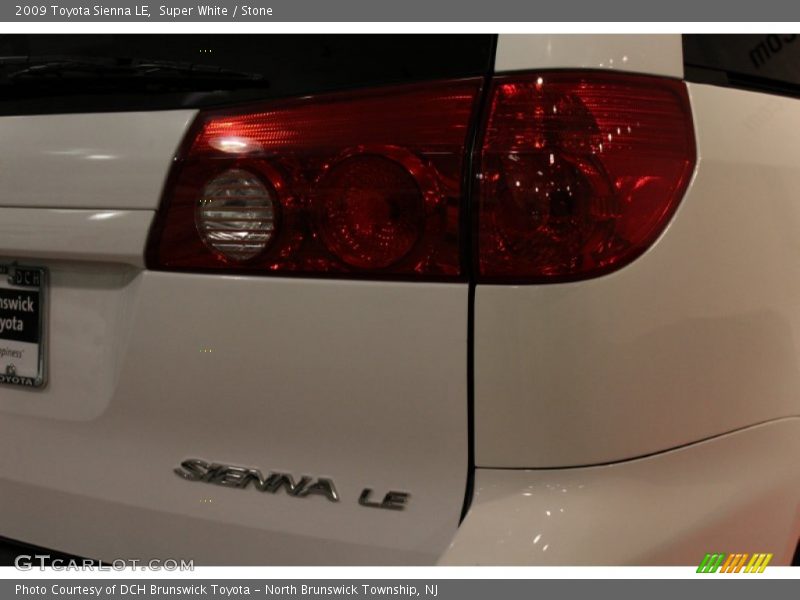 Super White / Stone 2009 Toyota Sienna LE