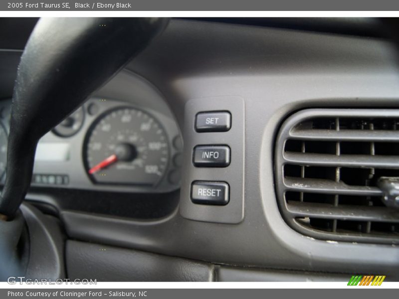 Black / Ebony Black 2005 Ford Taurus SE