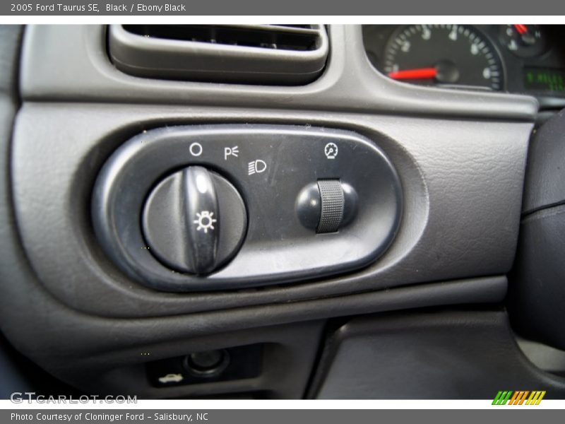 Black / Ebony Black 2005 Ford Taurus SE