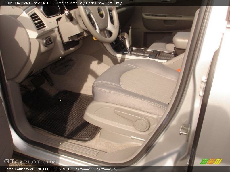 Silver Ice Metallic / Dark Gray/Light Gray 2009 Chevrolet Traverse LS