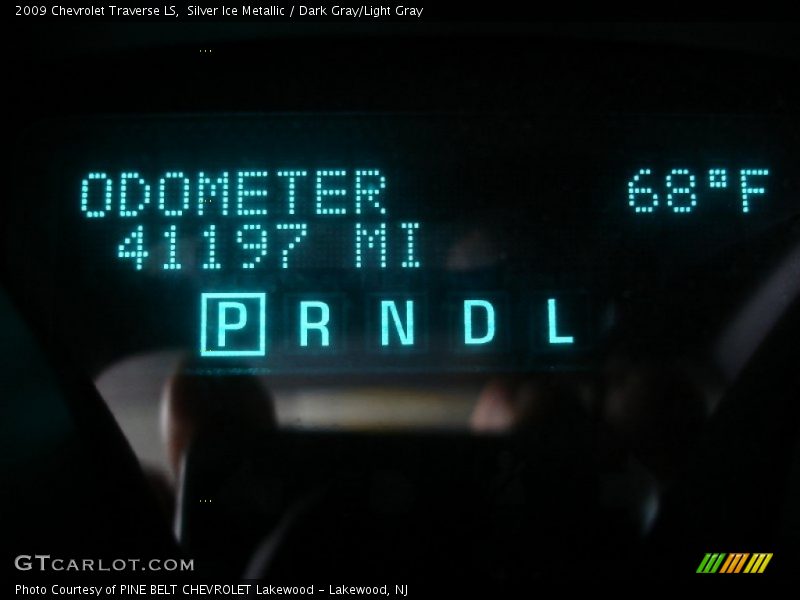 Silver Ice Metallic / Dark Gray/Light Gray 2009 Chevrolet Traverse LS