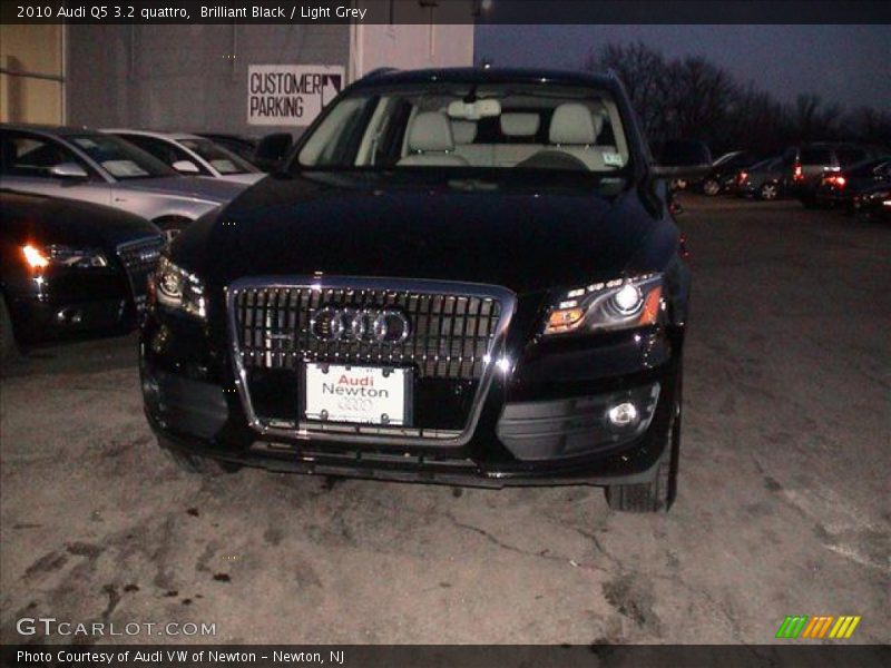 Brilliant Black / Light Grey 2010 Audi Q5 3.2 quattro