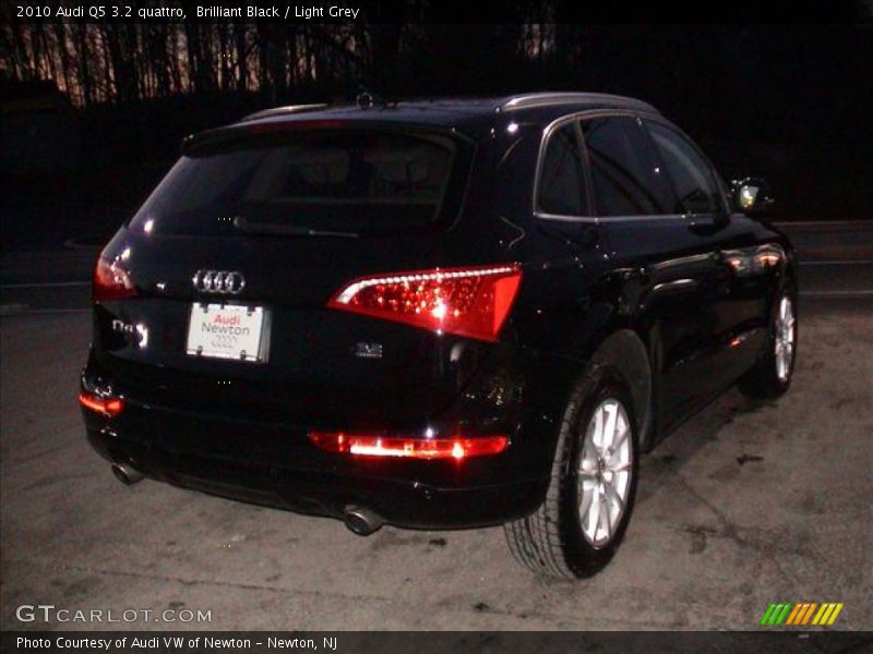 Brilliant Black / Light Grey 2010 Audi Q5 3.2 quattro