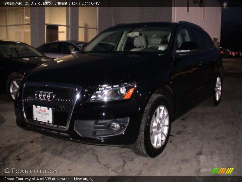 Brilliant Black / Light Grey 2010 Audi Q5 3.2 quattro