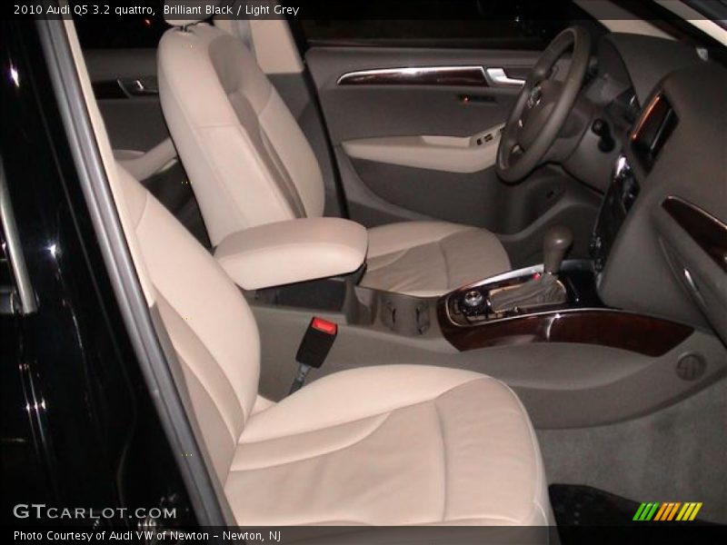 Brilliant Black / Light Grey 2010 Audi Q5 3.2 quattro