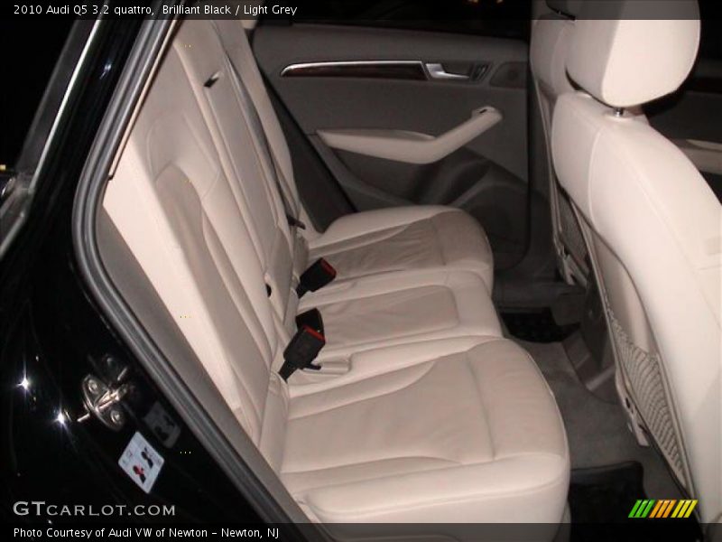 Brilliant Black / Light Grey 2010 Audi Q5 3.2 quattro