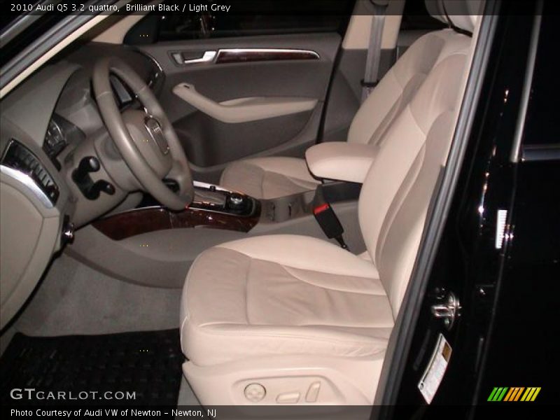 Brilliant Black / Light Grey 2010 Audi Q5 3.2 quattro