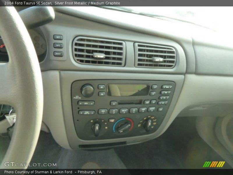Silver Frost Metallic / Medium Graphite 2004 Ford Taurus SE Sedan