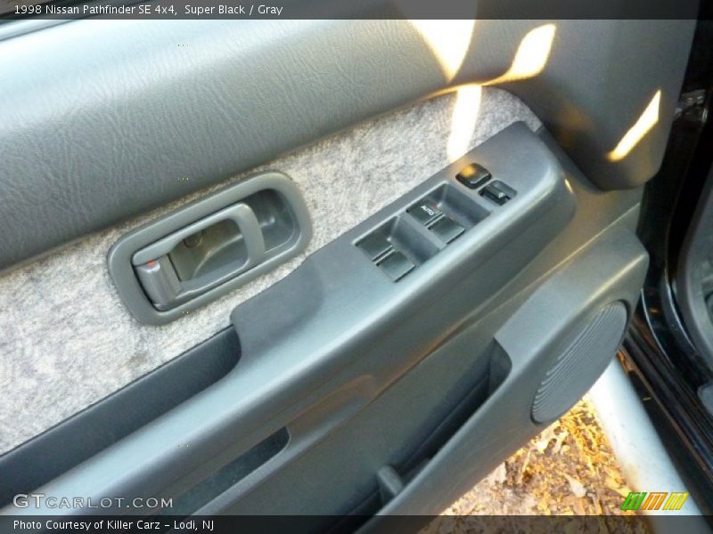 Super Black / Gray 1998 Nissan Pathfinder SE 4x4