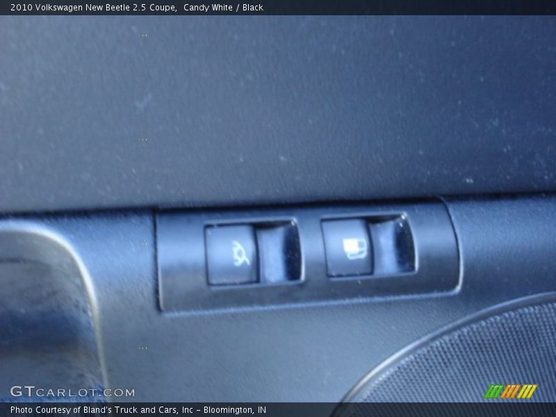 Candy White / Black 2010 Volkswagen New Beetle 2.5 Coupe