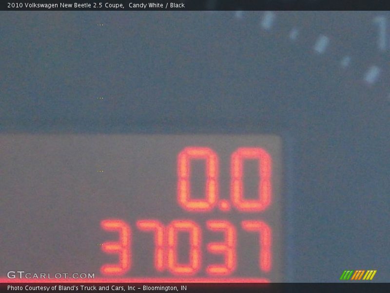 Candy White / Black 2010 Volkswagen New Beetle 2.5 Coupe
