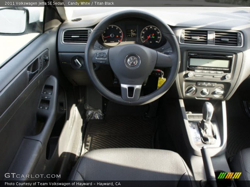 Candy White / Titan Black 2011 Volkswagen Jetta SE Sedan