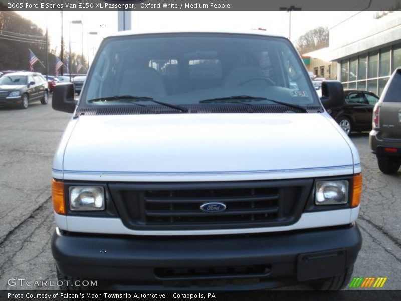 Oxford White / Medium Pebble 2005 Ford E Series Van E150 XL Passenger
