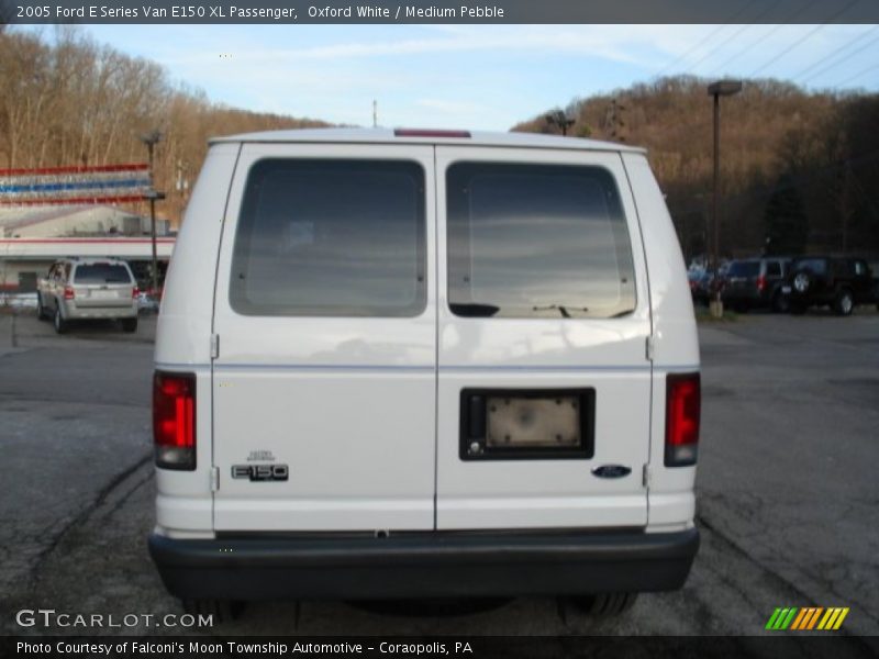 Oxford White / Medium Pebble 2005 Ford E Series Van E150 XL Passenger