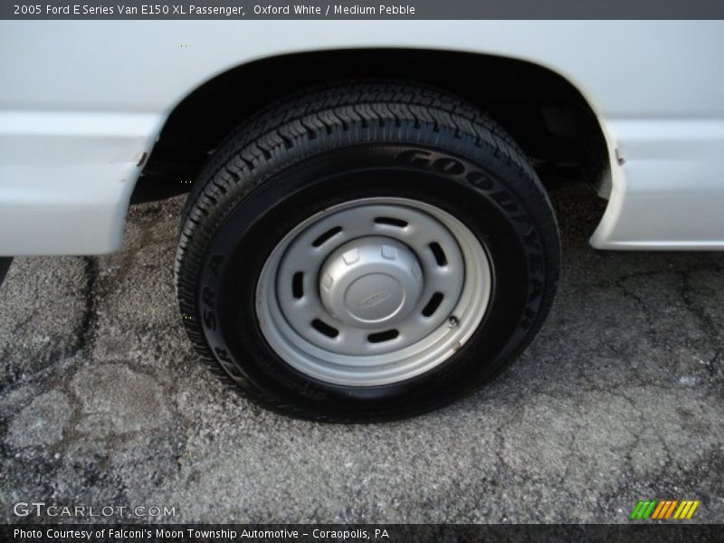 Oxford White / Medium Pebble 2005 Ford E Series Van E150 XL Passenger