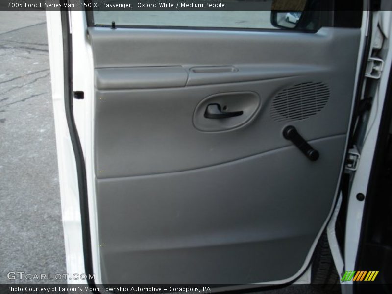 Oxford White / Medium Pebble 2005 Ford E Series Van E150 XL Passenger