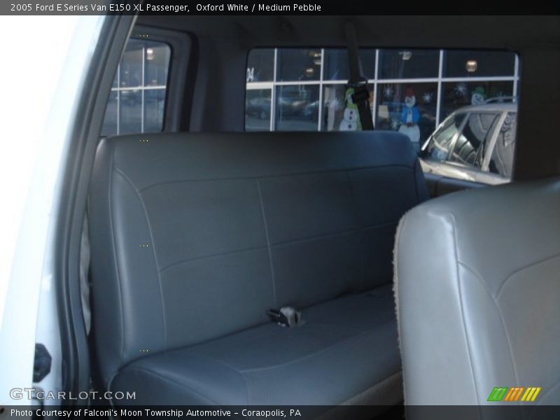 Oxford White / Medium Pebble 2005 Ford E Series Van E150 XL Passenger