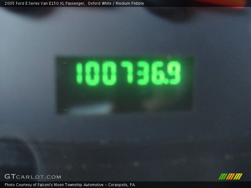 Oxford White / Medium Pebble 2005 Ford E Series Van E150 XL Passenger