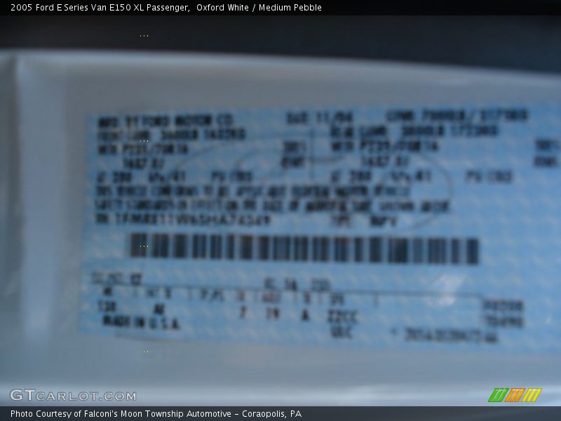 Oxford White / Medium Pebble 2005 Ford E Series Van E150 XL Passenger