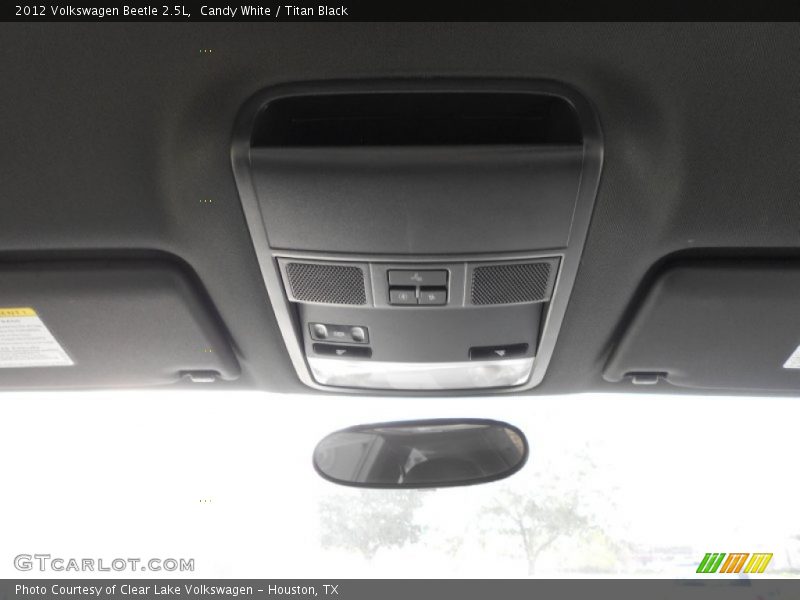 Candy White / Titan Black 2012 Volkswagen Beetle 2.5L