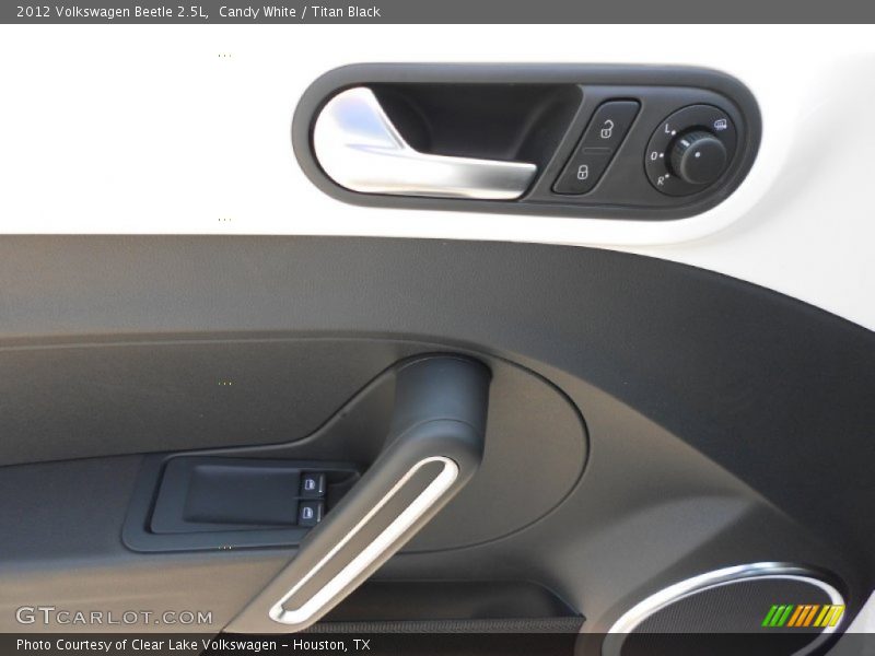 Candy White / Titan Black 2012 Volkswagen Beetle 2.5L