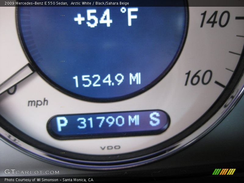 Arctic White / Black/Sahara Beige 2009 Mercedes-Benz E 550 Sedan