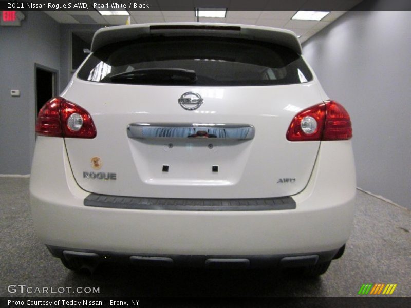 Pearl White / Black 2011 Nissan Rogue S AWD